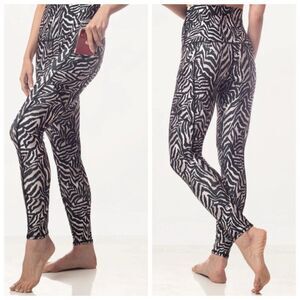 Emily Hsu Zebra Pocket Leggings Women’s Size Small Black White Yoga Pants USA